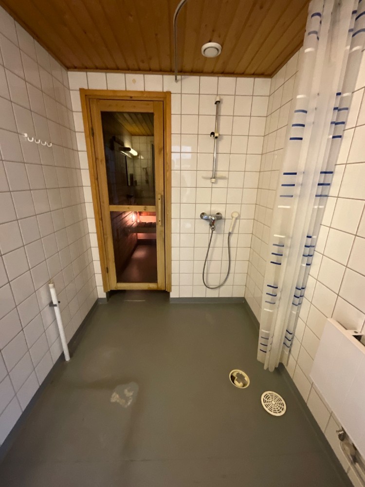 Kylpyhuone ennen remonttia